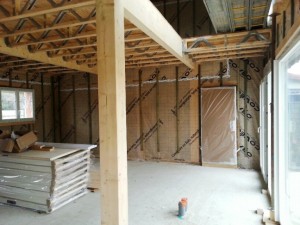 Intérieur de la maison bois avant la pose du placo. Vue du plancher d'étage.